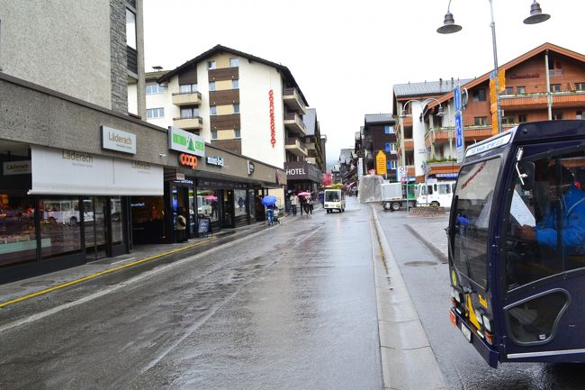 駅前の道路です。<br />右奥にマッターホルンが見えるのですが、今日は小雨模様なので見えません。<br />残念です。<br />でも、このブログの最後に12年前の写真をアップしております。