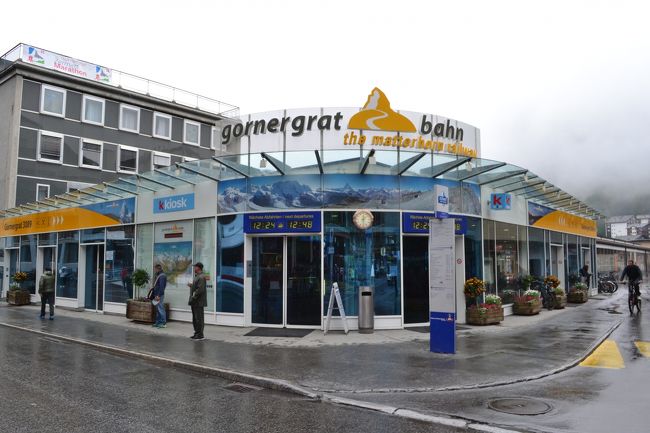 ここは、駅の前にあるゴルナーグラート行きの登山列車の駅舎です。