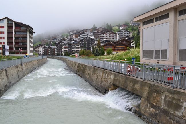 マッターホルンのあるアルプスから流れてきた氷河の雪解け水です。<br />この少し上流の橋からもマッターホルンが良く見えます。