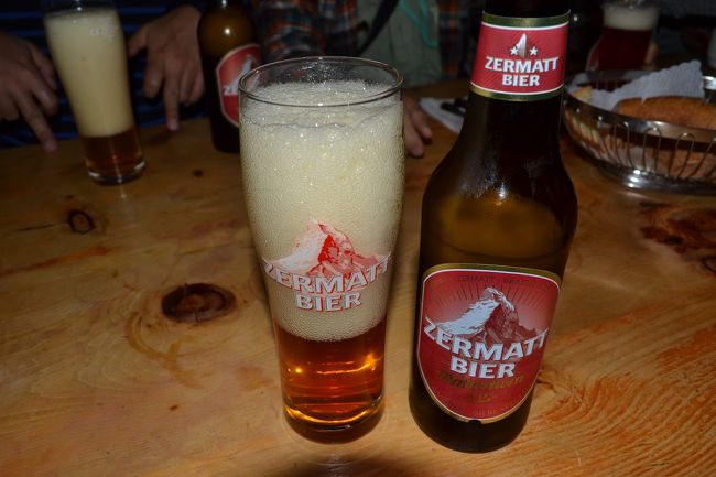 ツｴルマットに来たので、ツｴルマットビールを頼みました。<br />しかし、小瓶で８スイスフラン（約1000円）です。高い。<br />スイスは物価が高いです。スイスはユーロ圏に入っていませんので、ユーロが使えません。不便です。