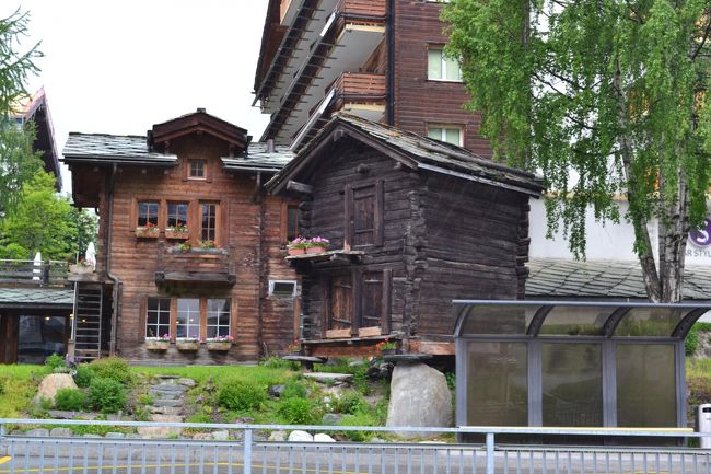昼食後、マッターホルン観光です。<br />正面の黒い木造の建物がねずみ返しの倉庫です。