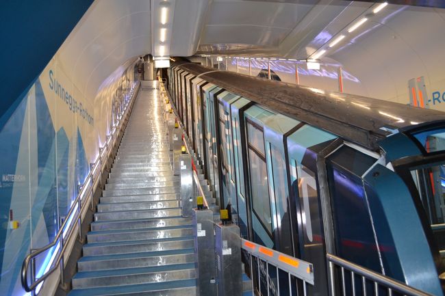 電車は斜めに傾いています。<br />山の中をあがって行きます。