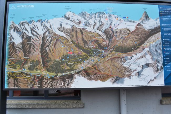 右がマッターホルン。<br />見えるでしょうか。