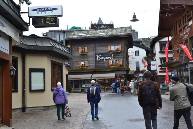 ツｴルマットに戻り、約１時間自由散策です。<br /><br />天気が良ければこの右奥にマッターホルンが見えるのですがーーー。