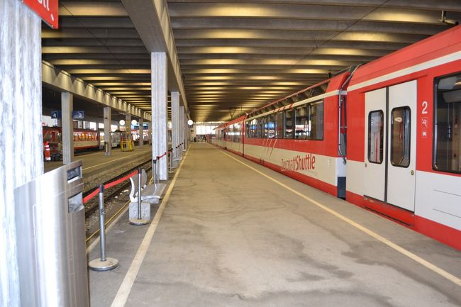 ツｴルマット駅から電車でテーシュに戻り、バスでバートラガッツに行きます。