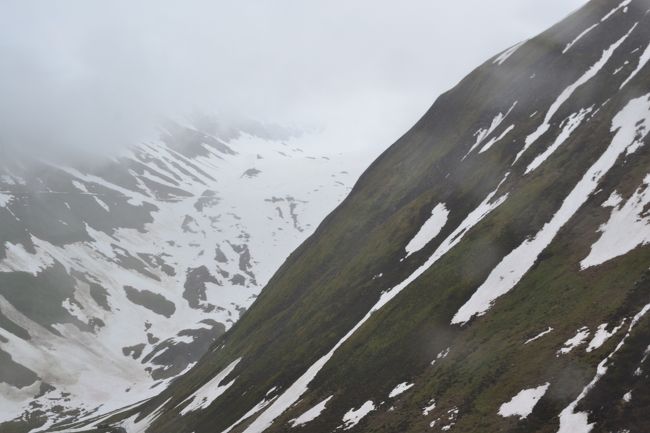 このような雪山の峠を越えていきます。