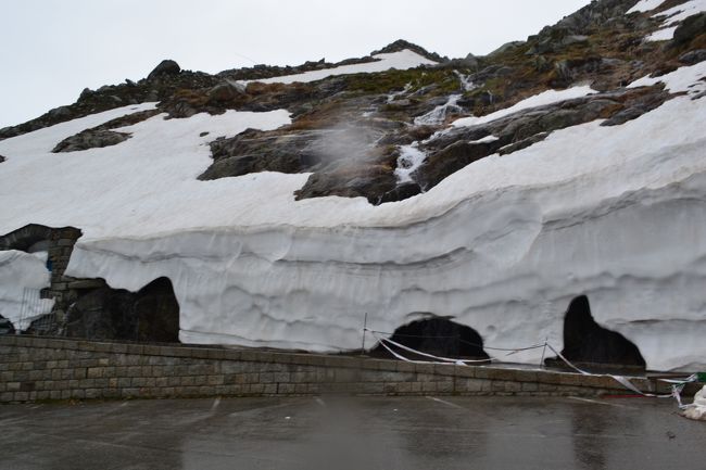 この休憩所の周りにはまだ雪が残っています。<br />雨も降り寒いくらいです。