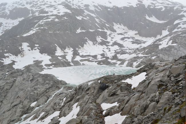 すぐそこには、氷河もあり、写真は氷河が溶けてできた水たまり（氷河湖）です。