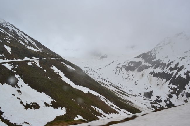 バスはこのような道を走って行きます。