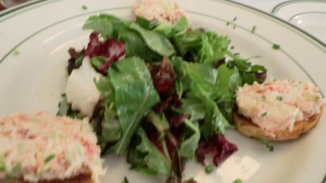 ドルフィンスイムの後はお腹ペコペコ。<br />お昼前にホテルに戻ってイルカ中学の給食？スパムおにぎりをほおばって昼寝をしたので、16時過ぎにホテルの目の前ウルフギャングのハッピーアワー狙いでお出かけ。<br /><br />並ぶこともなく、ハッピーアワーのカウンター席へ着くことができました。<br /><br />前菜としてロブスタークロスティーニを頼んで2人でシェア。<br />