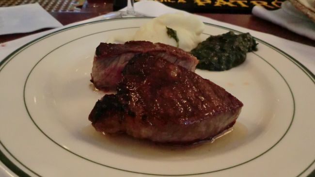 そしてメインはテイストオブニューヨークステーキセットを頼みました。2つ頼んでもいいかなと思ったのですが、女子2人なら1セットをシェアで十分でした。<br />初めて食べる熟成肉・・・。肉の味が濃い。<br />肉汁が美味すぎる・・・。<br /><br />