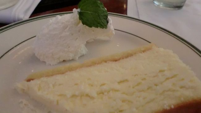 チーズケーキもおいしいです。<br />アメリカのスイーツって塩味を強めに感じることが時々あるのですが、ここのチーズケーキは日本人に合うお味だと思いました。<br />美味なり！！<br />前菜からデザートまで満足でした。<br />