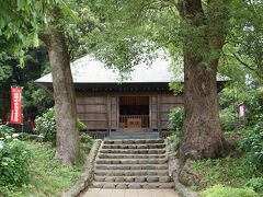 阿弥陀堂　こちらも室町時代後期の建立の国指定の重要文化財
１９６１年、解体修理されたときに、国の指導によって茅葺から銅板葺に変更されました。
ご本尊は阿弥陀如来、脇侍に聖観音菩薩・勢至菩薩
