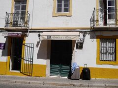 一日分の汗をかいてホテルに到着。

チェックインの時間には早過ぎですし・・

大分待ちましたが、やっと中に入ることができました。ここではアパートみたいな苦労をしました。
本当にホテル？？