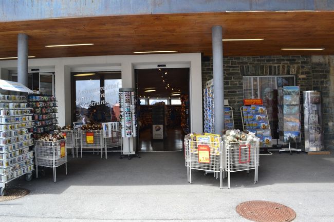 展望台にはお土産屋さんがあります。<br />添乗員のMさんがアルプスの鉱石や化石の本がありましたと教えてくれ、この地のDVDと一緒に購入。