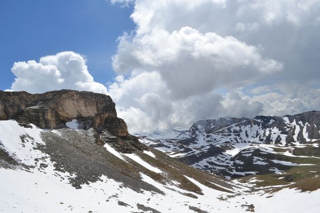 ６月中旬なのにまだ雪が残っています。