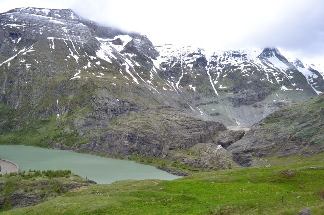 途中、氷河湖のダムがありました。