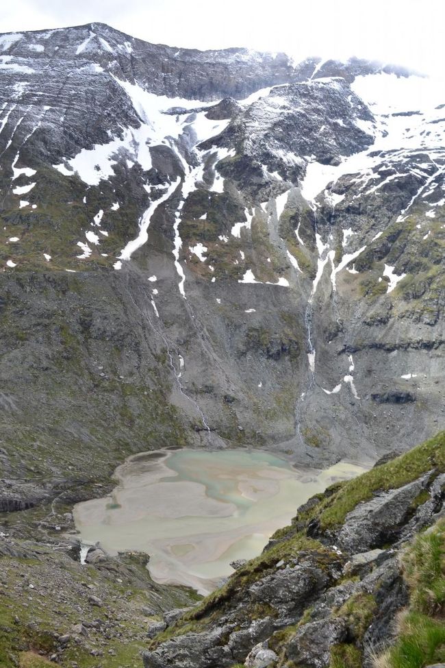 途中にもう１つの氷河湖がありました。<br />ここも氷河が溶けて水たまりになってしまったのですね。