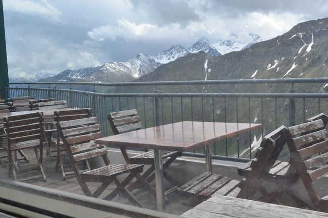 昼食は屋内ですが、外にはテーブルもあります。