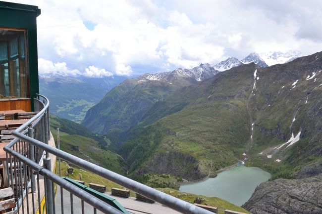下に先ほどの氷河湖が見えます。