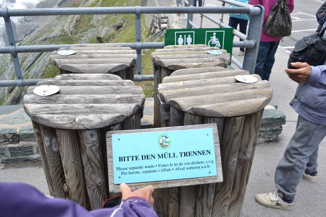 これは、蓋つきの木製のゴミ箱です。<br />