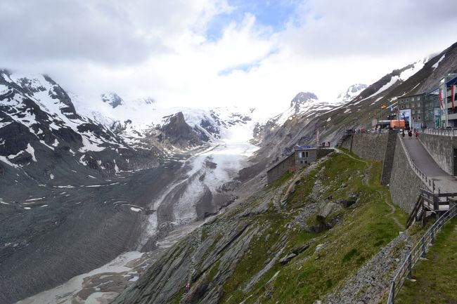 さらに少し登ると、氷河が見えてきます。