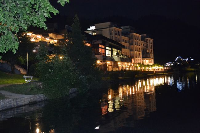 夜は、お城や教会がライトアップされると言うので行ってみました。<br />これは、湖畔にあるホテルです。