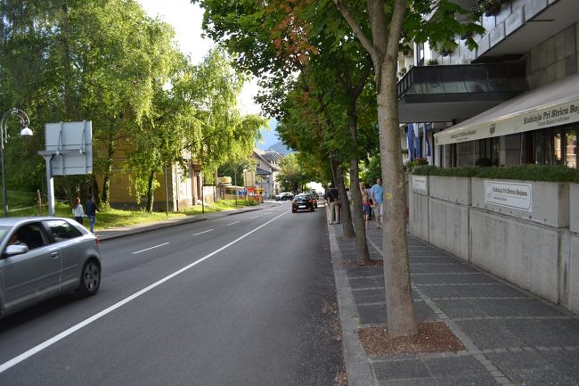 ホテルの前の道路で、前方に約５分歩くと、ブレッド湖に着きます。