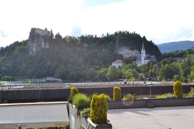 ブレッド湖周辺の散歩です。<br />対岸には、お城と教会が見えます。