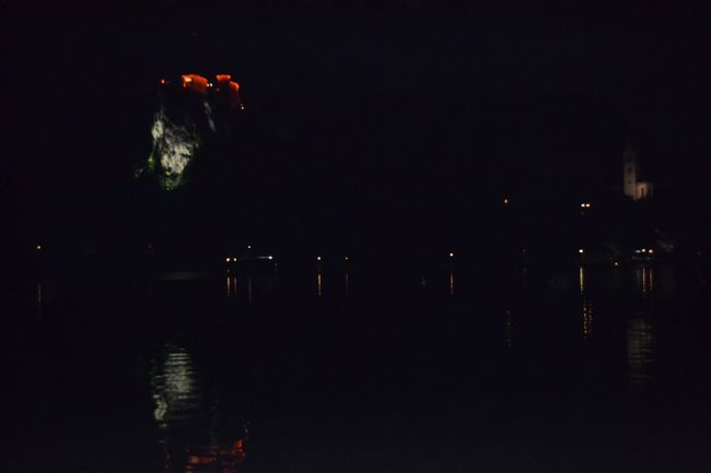 左の赤いのがお城、右の白いのが教会です。<br />肉眼では見えるのですが、やはり夜なので、カメラでは十分ではありません。<br />是非、ご自分の目で見てみてください。