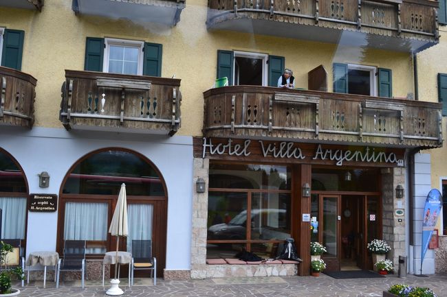 朝、８時30分にホテルを出発します。