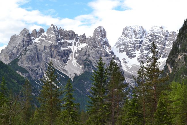 この山の右側にも雪山が見えます。