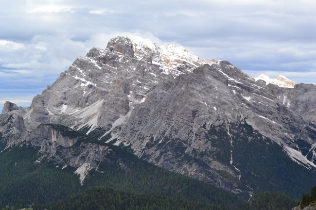 さらにバスでドロミテの中に入って行きます。<br />ドロミテの名称は、この山脈を発見したフランスの鉱物学者、デオダード・ドウ・ドロミエにちなんでつけられています。彼は、このイルコ渓谷の鉱物がドロマイトでできていることを発見しました。