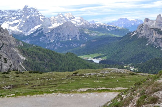 ここで一旦バスを降り、山小屋を経て、先ほどの３つの頂のあるやまの山腹を歩きます。<br />下にはミズリーナ湖が見えます。