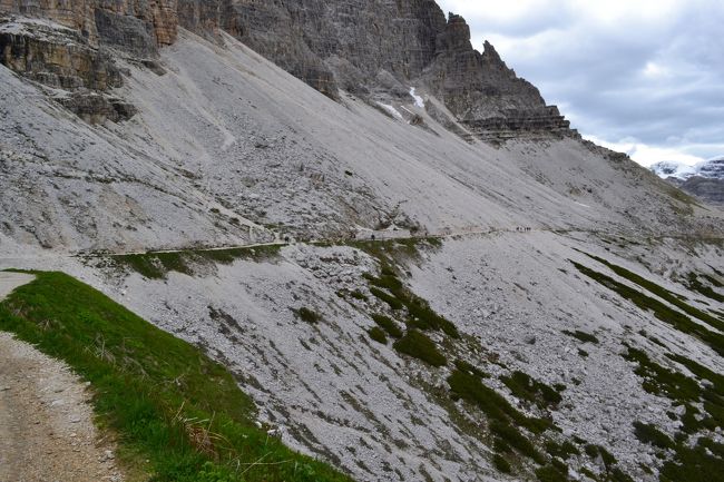 山小屋から、山腹を歩きます。<br />平坦な道なので、歩きやすいです。