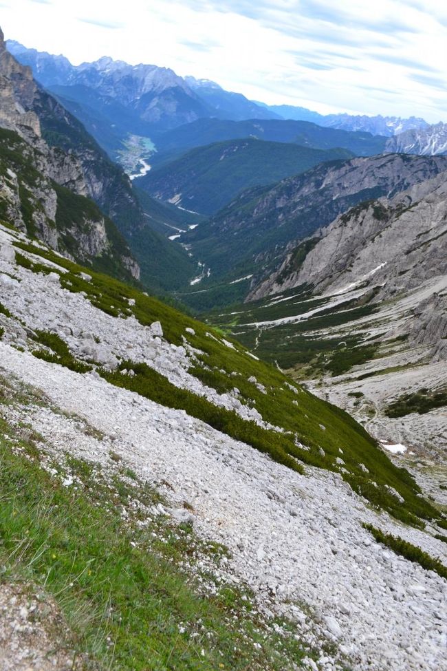 しかし、下を見ると深い谷が広がっています。<br />ここも氷河が削ったんでしょうね。