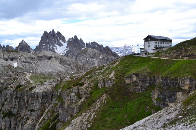 後方に先ほどの山小屋が見えます。
