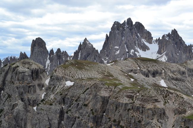 周りにはギザギザの山が見えます。<br />ドロミテの地質は、カルシウム、マグネシウム、炭酸塩から成るドロマイト「ＣａＭｇ（ＣＯ３）２」であるため、水に溶けやすく、このようなギザギザの山が形成されたものと思います。