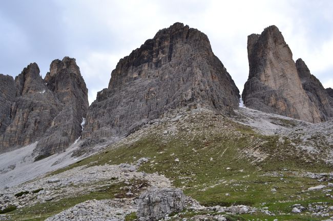 柔らかいドロマイトの岩は、雨、雪、風で浸食されて、このような形になったわけです。