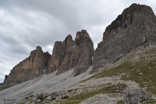 山の下には、けずられた小石や砂が見えます。