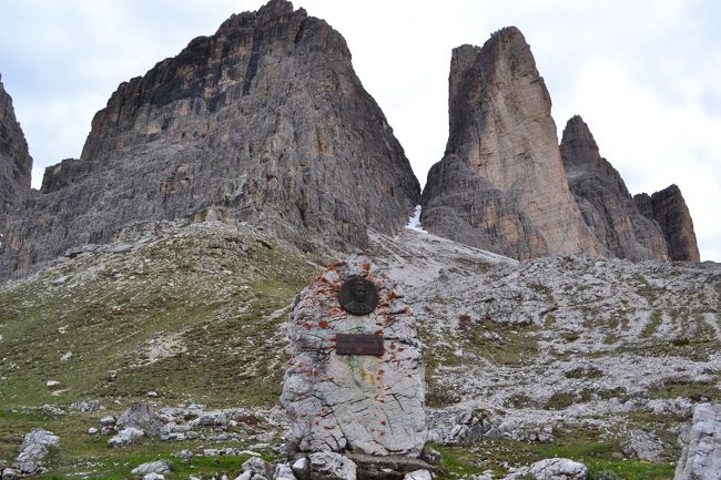 この場所は、朝バスから降りてみた山のちょうど反対側になります。<br />山を開拓した記念碑がたっていますが、誰の碑かは忘れました。