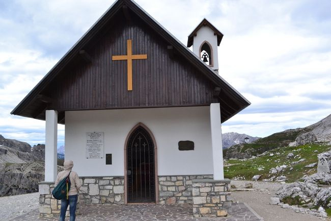 この場所には、教会が建っています。<br />今日のハイキングはここまでで、バスに戻ります。<br />しかし、一緒に行った、お客さんの１人が戻ってきません。<br />みんなで探しましたが、見つかりません。<br />現地のガイドさんがさらに探しに行くと、教会の先まで行って迷子になってしまったようです。<br /><br /><br />