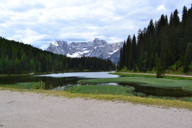 全員集合後、ミズリーナ湖畔のレストランで昼食です。<br /><br />ここは、観光客もほとんどいず、落ち着いた雰囲気できれいな湖でした。