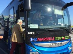 マルイユ空港に到着し、シャトルバスでマルセイユのサン・シャルル駅に向かいます。8.3ユーロ