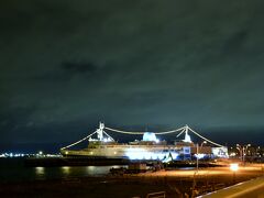 函館山からの夜景がクッキリ見えたので
ヨコハマの氷川丸の様に、傍で撮って見たくなり
ライトアップ終了時間ギリギリに撮りました
三脚を持って、振り向いたら、もう真っ暗でした