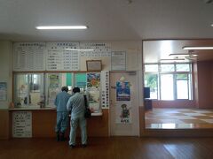 「やんばる急行バス」の終点は運天港。伊平屋・伊是名行きフェリー乗り場の真ん前に着きます。間違えようがありません。
ターミナルに入って右に伊是名島、左に伊平屋島行きの切符売り場が。各切符売り場の横には、畳敷きの待合コーナーもあります。