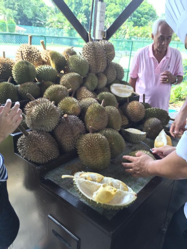 ホテルの宿泊パッケージにドリアンタイムがついていた。思ったより臭くなく、丸一個平らげる。それで十分。