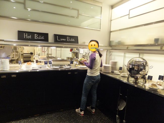 温かいお料理のコーナー。オートミールにジャムやお砂糖がベストマッチらしい。<br />やっぱり日本人は塩がいい。