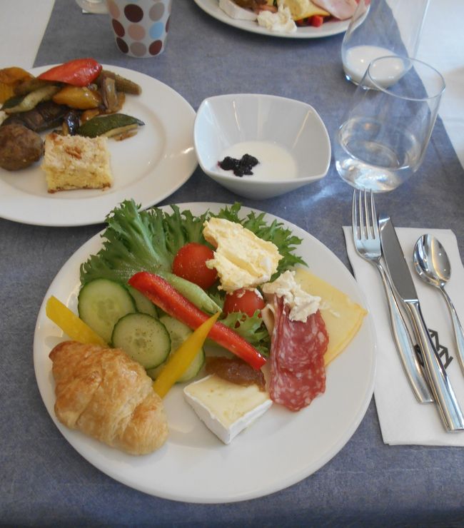 チーズは毎日２〜３種類あり好きなだけ切って持ってきます。