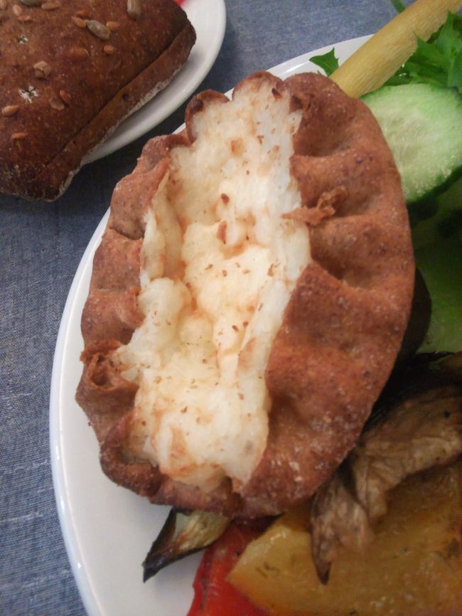 いたる所で見かけるカレリアパイ。カレリア地方の伝統料理。ライ麦の生地にミルク粥を乗せたもの。甘くありません。